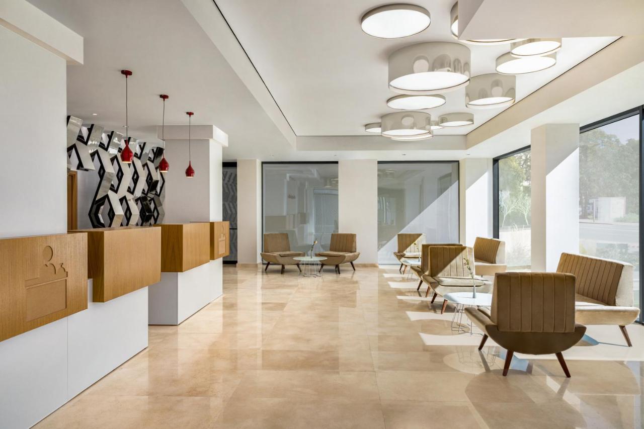 Отель Ramada By Wyndham Slatina Parc Экстерьер фото
