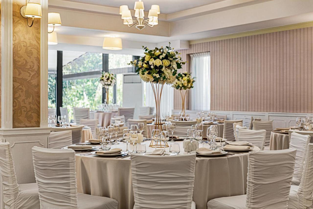 Отель Ramada By Wyndham Slatina Parc Экстерьер фото