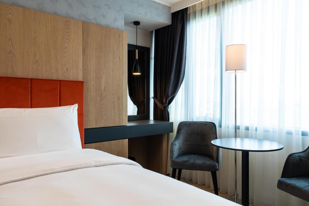 Отель Ramada By Wyndham Slatina Parc Экстерьер фото