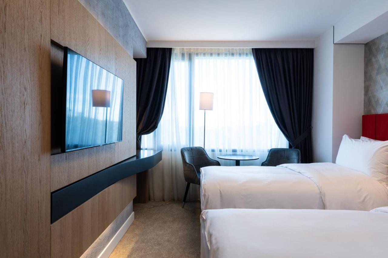 Отель Ramada By Wyndham Slatina Parc Экстерьер фото