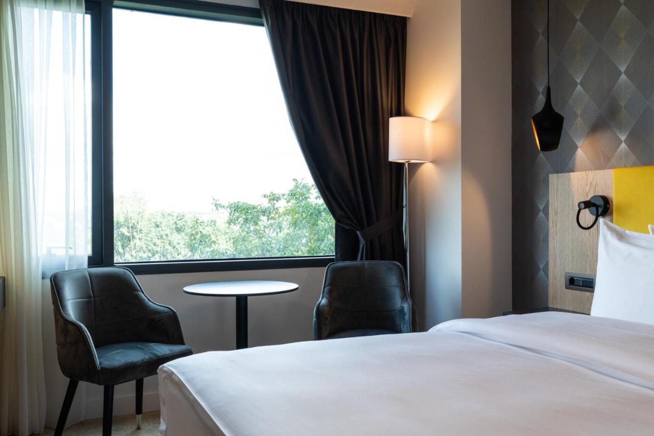 Отель Ramada By Wyndham Slatina Parc Экстерьер фото
