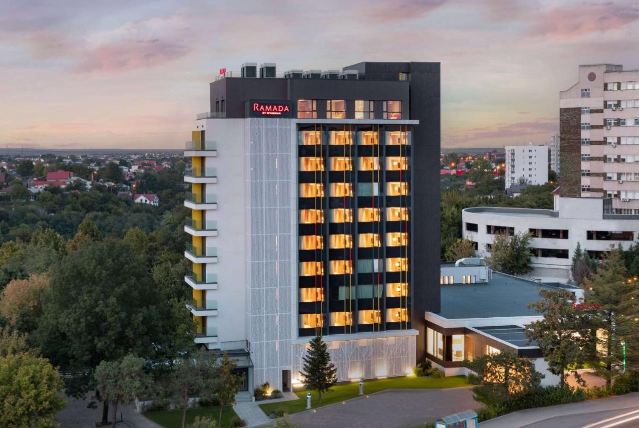 Отель Ramada By Wyndham Slatina Parc Экстерьер фото