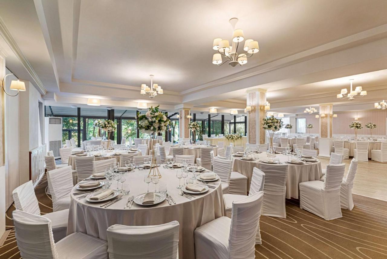 Отель Ramada By Wyndham Slatina Parc Экстерьер фото