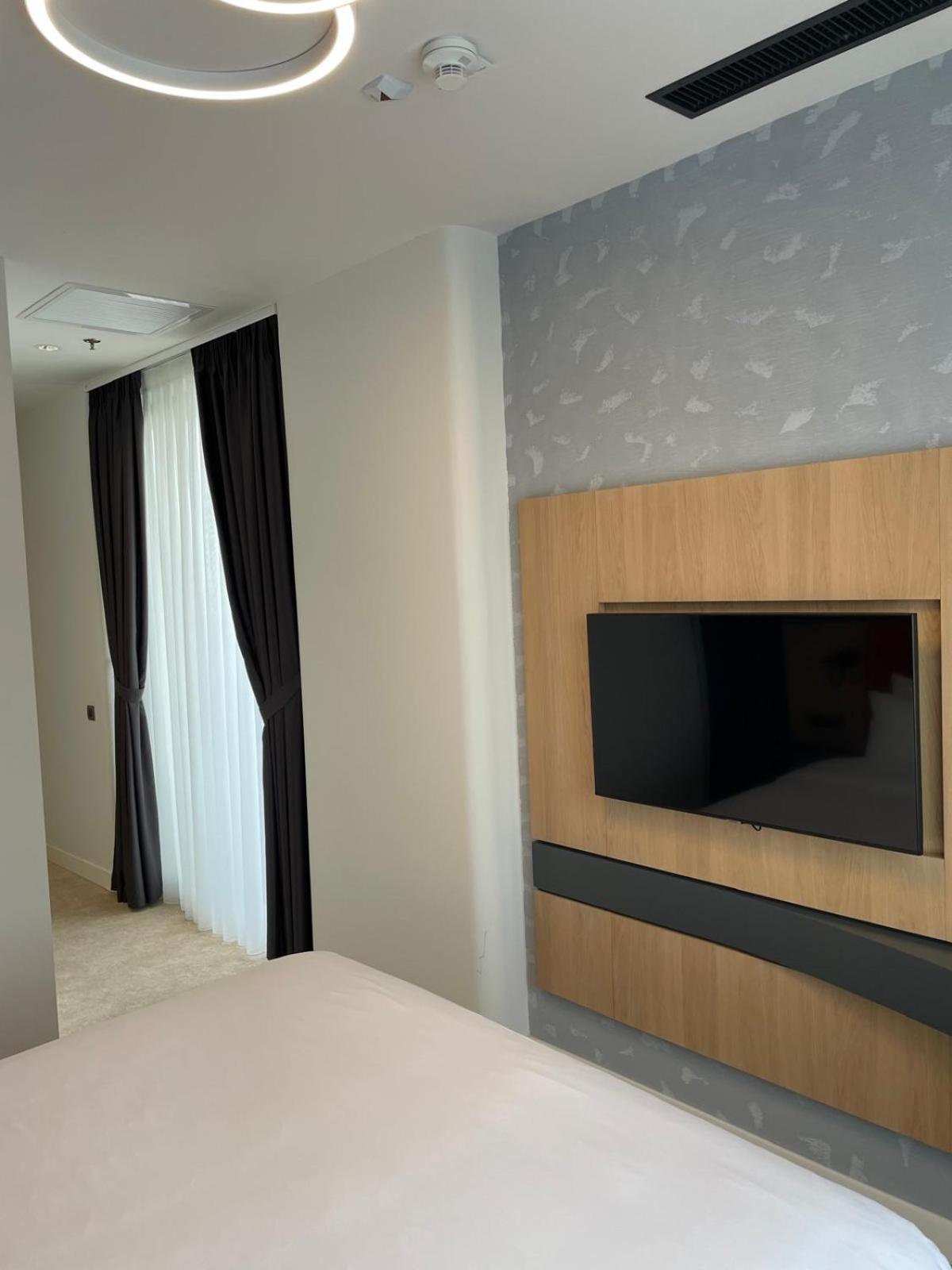 Отель Ramada By Wyndham Slatina Parc Экстерьер фото